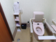 清潔で機能的なトイレ設備のある部屋