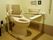 ウォシュレット式トイレの両脇には可動式の手すりが設置されており奥の壁際にも手すりや呼び出しベルなどが取り付けられている。