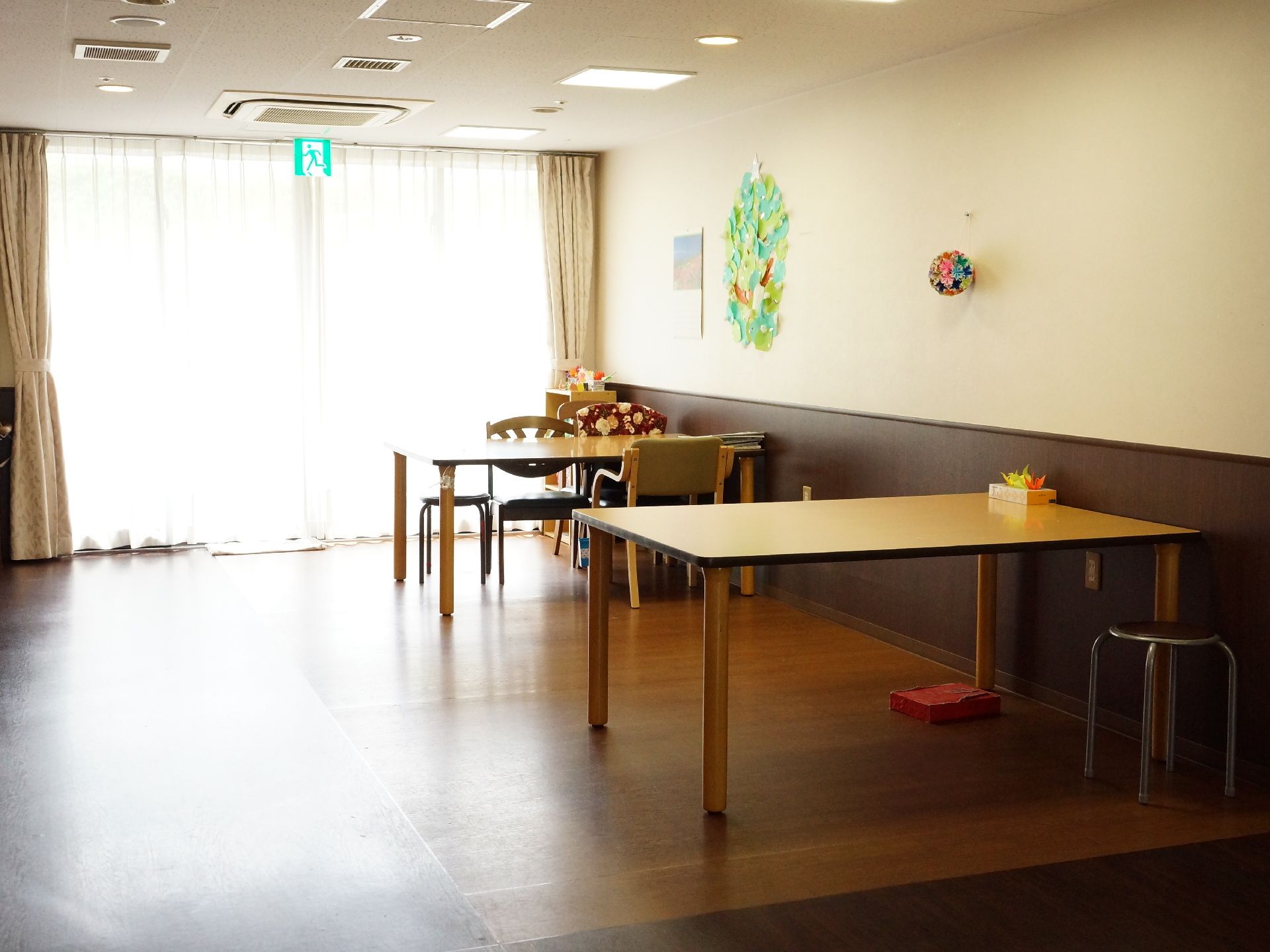 大きな窓からは陽光が差し込んでいる。空調のついた部屋の右手には木製のテーブルが2台と椅子も用意されている。