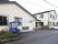 閑静な住宅街の道路沿いに建っている施設は１階建てになっており、入り口は道路から段差がなくスムーズに移動できる。