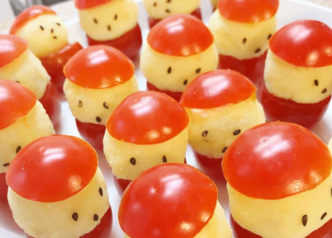 トマトとポテトサラダを合わせ、黒ゴマで顔を描いたサンタクロース