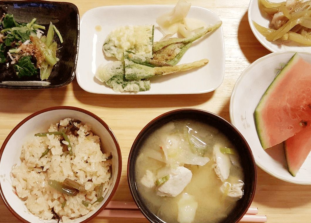 スイカのデザートが付いた、炊き込みご飯と天ぷらのセット