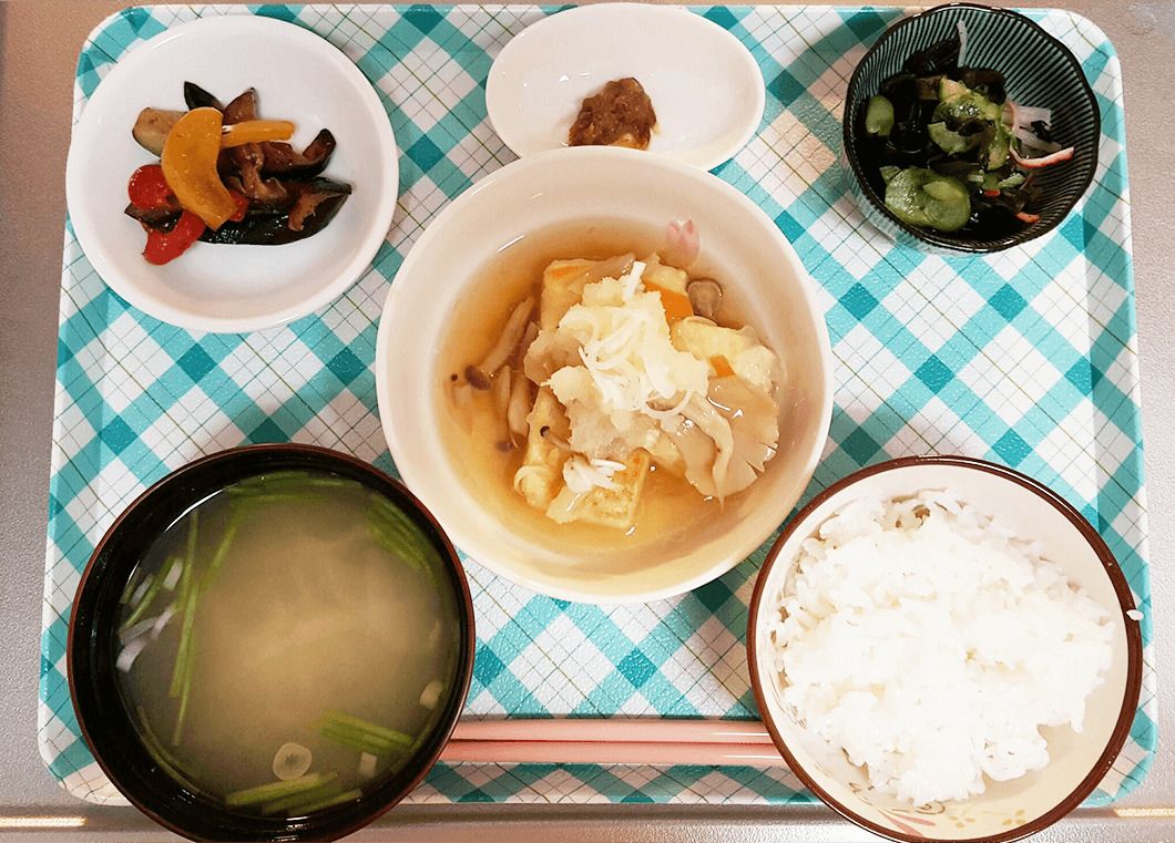 豆腐と茸の煮物と、きゅうりの酢の物、ごはんと味噌汁のセット