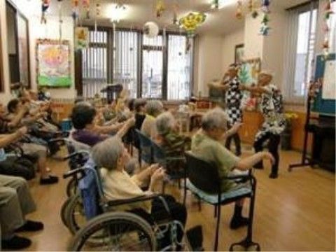 シニアホームあかねのレクリエーション。日々行うレクリエーションは様々な種類、運動レベルをご用意しております