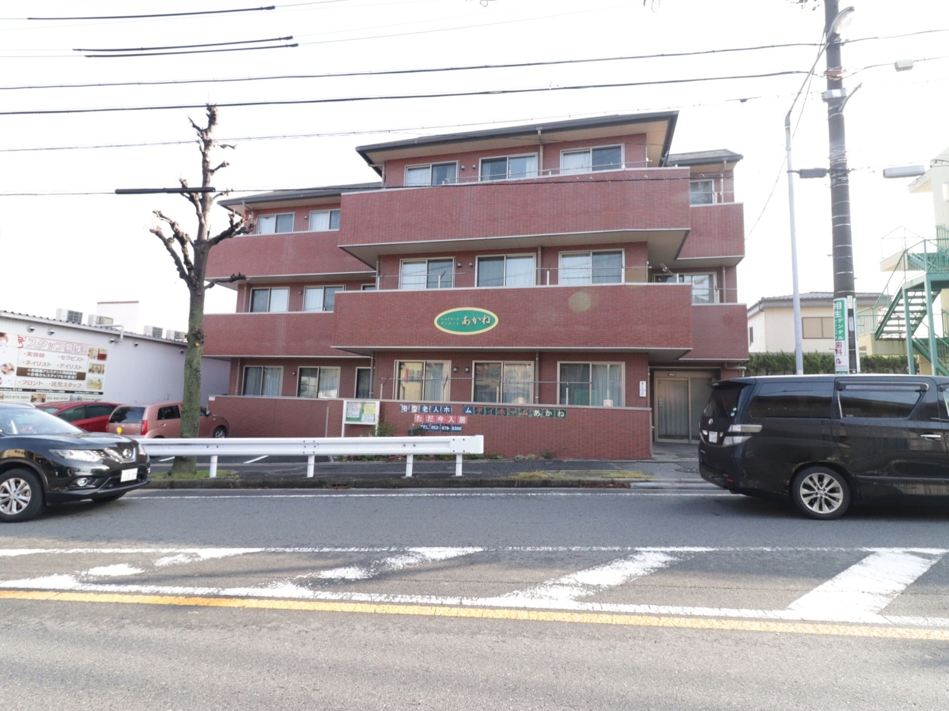 施設は道路脇に建つ三階建ての建物である。各階にベランダを設置し、一階と二階には施設名を表示している。