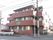 施設の建物は三階建てで、各階にフェンス付きのベランダを設置している。二階のベランダ部分に施設名を表示している。