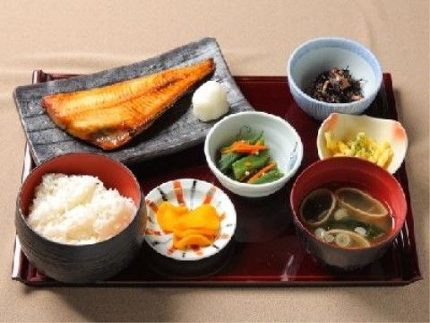 シニアホームあかねの食事。栄養バランスを整えた美味しいお食事を毎日作りたてで皆様にご提供しております。