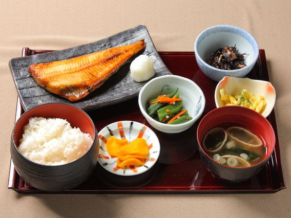 ほっけや、ひじき煮とオクラの和え物、マカロニサラダやごはんと味噌汁