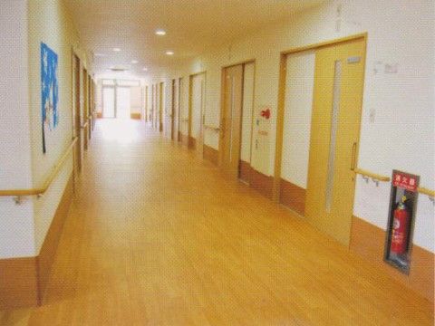 両側に居室への引き戸扉が並んでいるフローリングの廊下
