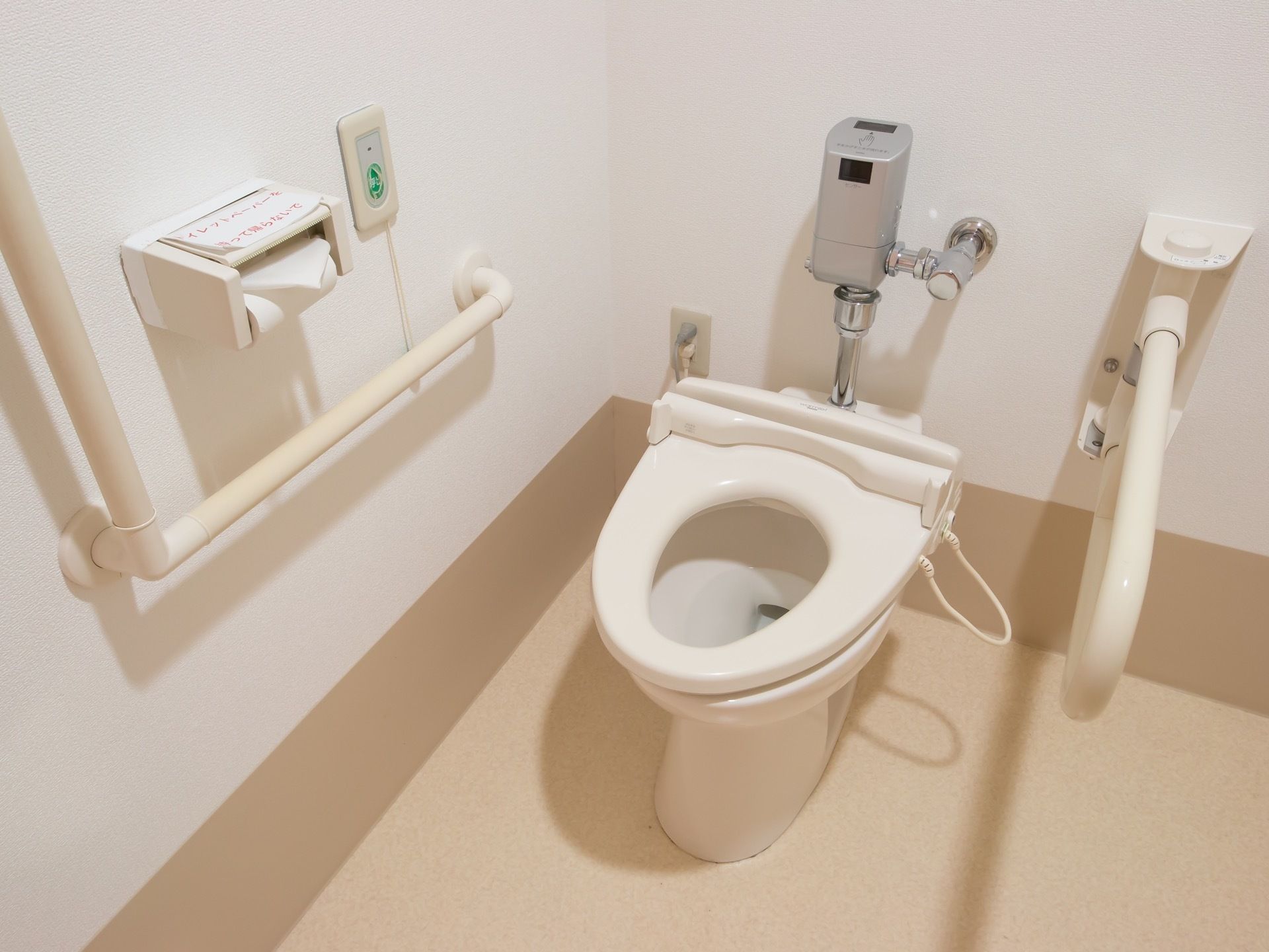 洋式便器が設置されている。蓋がついていないタイプで流水はセンサー式である。トイレットペーパーフォルダーの横には呼び出しボタンがある。