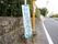 施設は海に面した場所に建っている。海水浴場に近く、付近の道路上には海岸へのルートを示す看板が立っている。