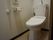 個室のトイレはシンプルなつくりである。水洗タンクの脇以外に、壁にも操作パネルがついている。また手すりも取り付けてある。