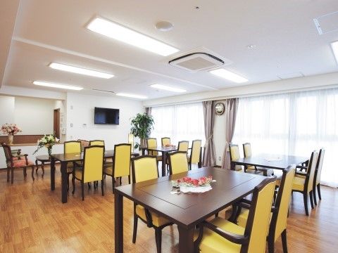「リーブル岸和田」の食堂。1日3食、調理スタッフが真心込めて、日当たりの良い空間でお食事を提供する。