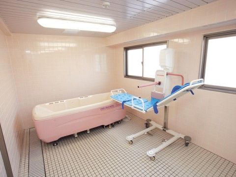 「リーブル岸和田」の機械浴室。入居者様の身を潤す為、介助スタッフがしっかりサポートを行う。