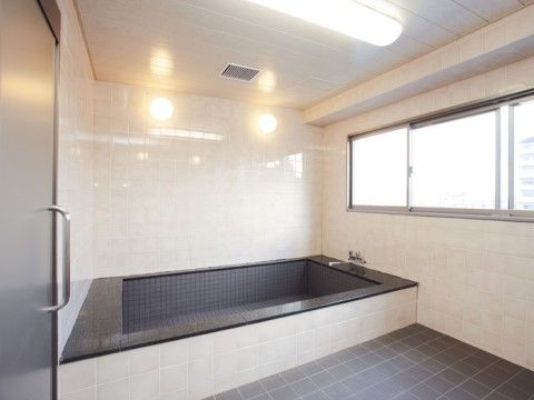 「リーブル岸和田」の大浴場。湯に浸かりながら、ゆとりある浴槽で足を伸ばせるのが大浴場のメリット。