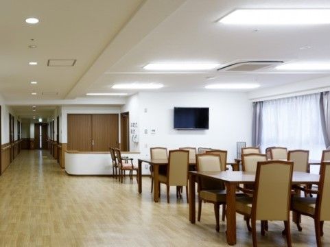「リーブル岸和田」のリビング。背もたれが高く、ゆったりつけることのできる椅子を設置している。