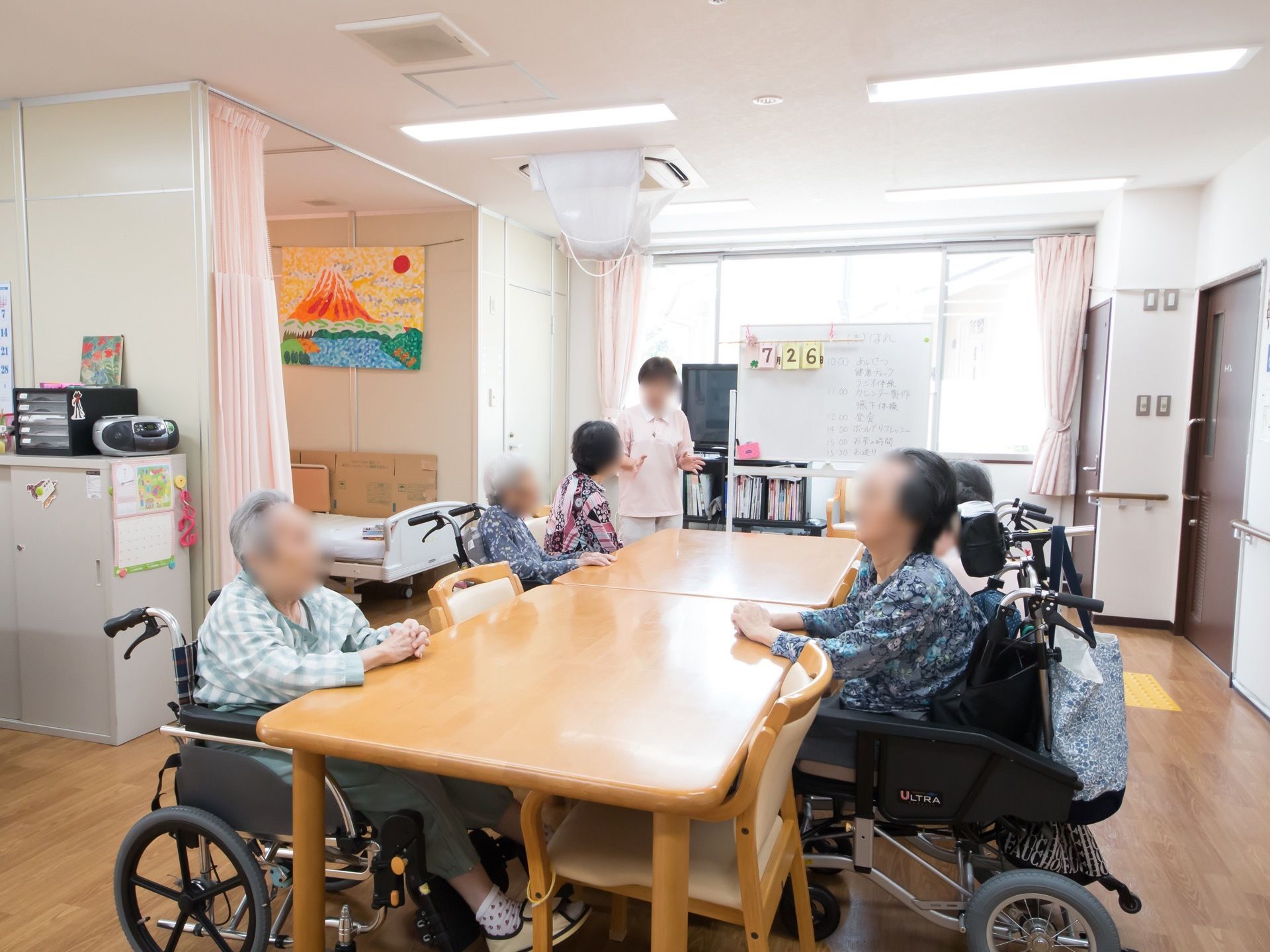 車椅子をご利用の方が利用しやすい大きなテーブルが設置されている。コミュニケーションスペースとして利用することができる。