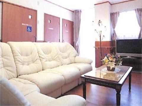 「リーブル泉大津」のリビング。お喋りやテレビ鑑賞ができ、ゆったりできるリビングになっている。