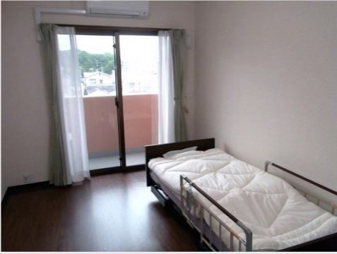 有料老人ホームいこいの居室。日々を有意義にお過ごしいただけるように、居室は全て個室制としております。自分の時間をお楽しみください。
