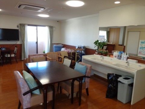 有料老人ホームいこいの食堂。大きな食堂では毎日多くの入居者様が賑やかに、楽しいお食事をしています。