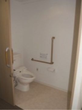 有料老人ホームいこいのトイレ。居室内に設けられた個人専用のトイレとなっております。ナースコールがついていますのでお一人でのご使用も安心です。