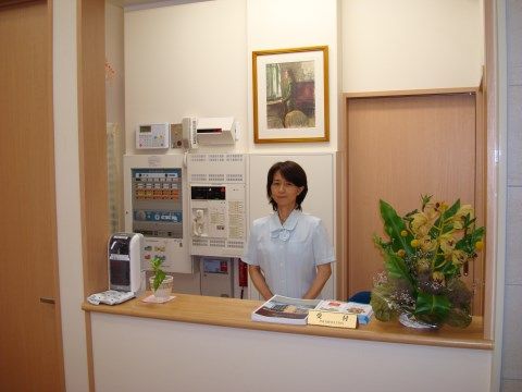有料老人ホームいこいの受付。受付スタッフが待機しております。お気軽にお尋ねください。また、緊急時にも迅速に対応することが可能となっております。