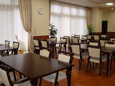 有料老人ホームいこいのダイニング。大きなダイニングでは毎日多くの入居者様が賑やかに、楽しいお食事をしています。
