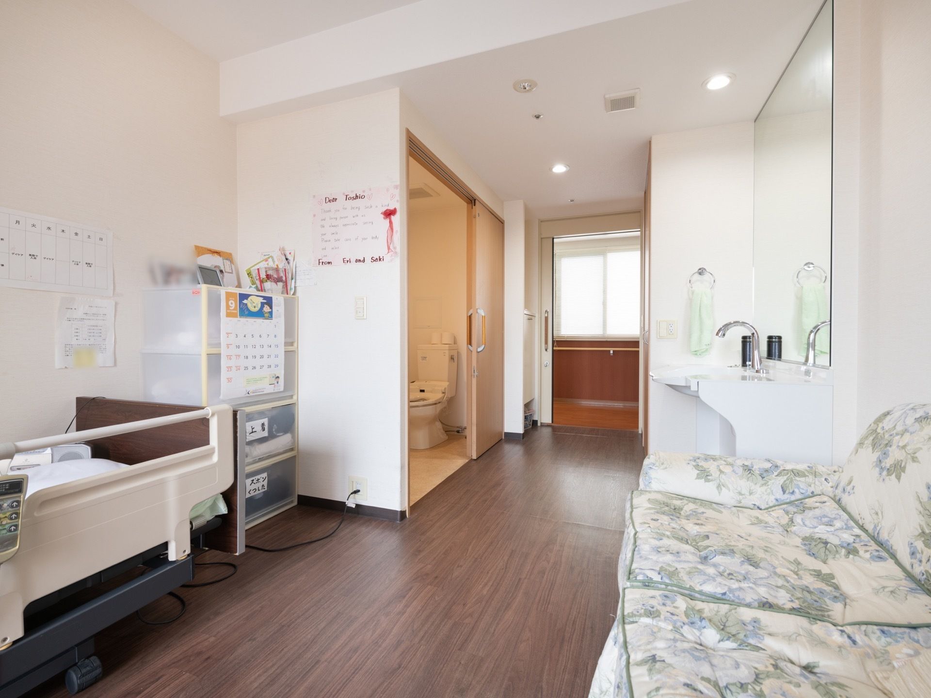 ベッドとソファ、洗面台などが設置されている。また、室内はバリアフリーとなっていて、トイレへも段差なく移動できる。