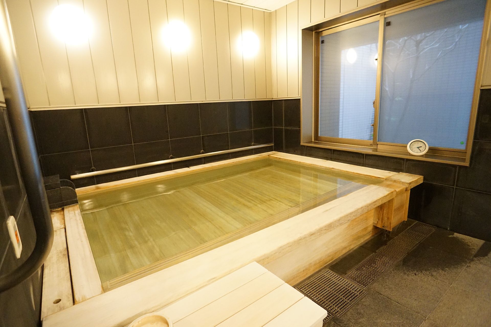 大勢の入居者が一度に入居できる、浴槽がある大浴場