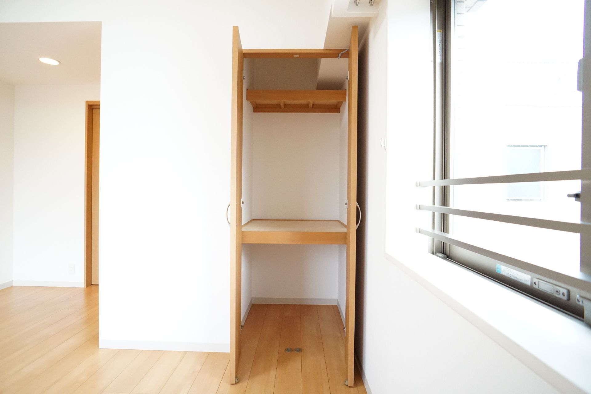 居室に設置された、服などをしまうことのできる収納棚