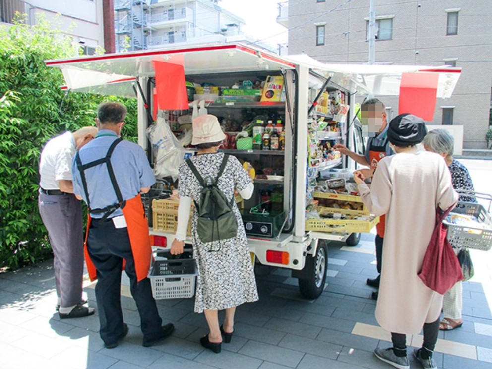 移動販売を利用する高齢者