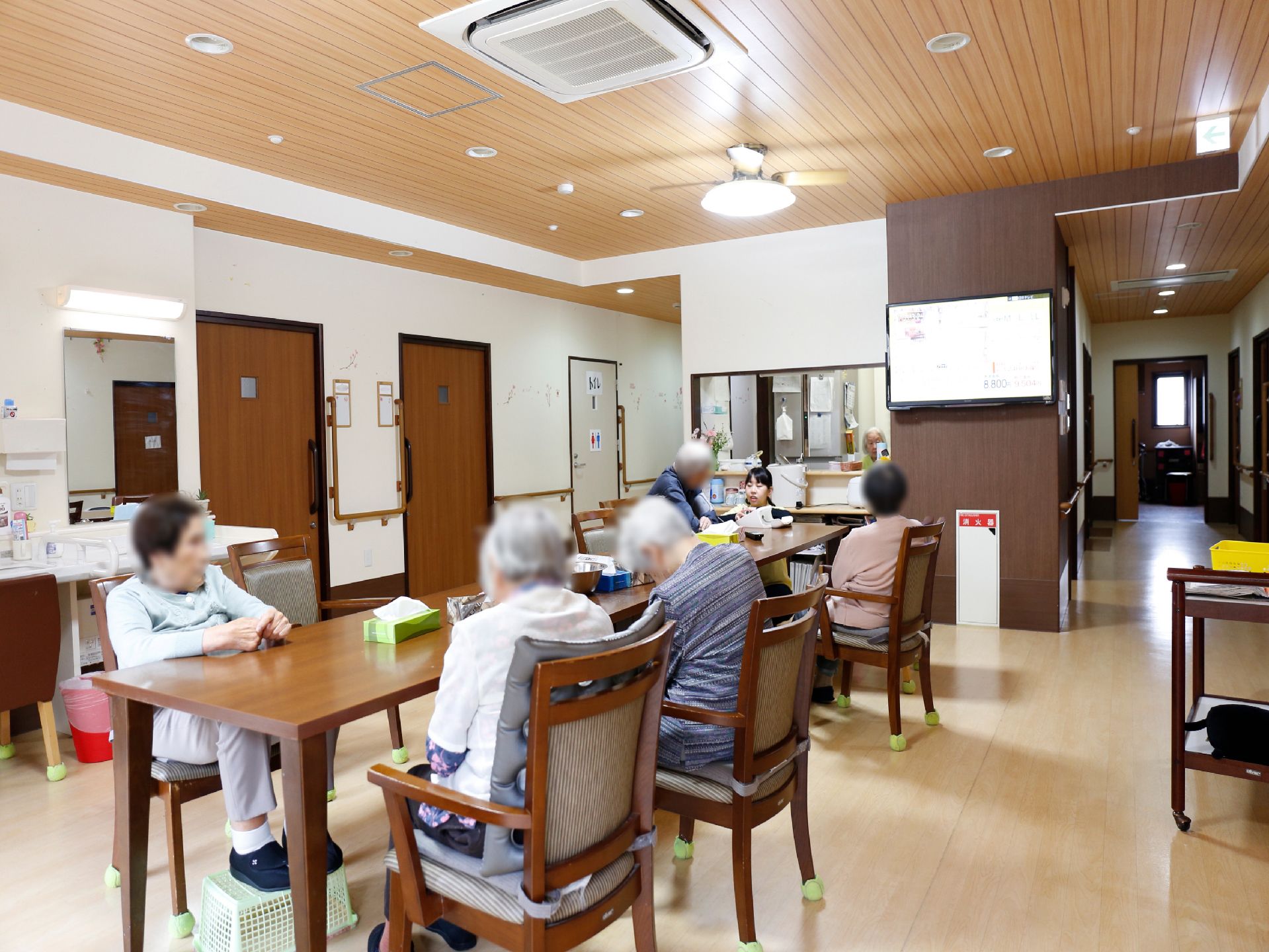木目調の部屋と、テーブル、椅子など落ち着いた食堂である。廊下と直結されていて、各部屋から楽に行き来することが出来る。