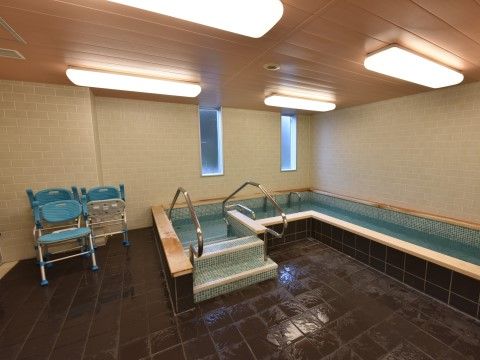 「ゆうらいふ世田谷」一般浴室。湯船に全身浸かり、お疲れを癒してください。