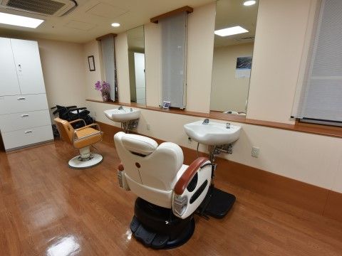 「ゆうらいふ世田谷」理美容室。施設にいながら、ヘアカットができるので便利です。