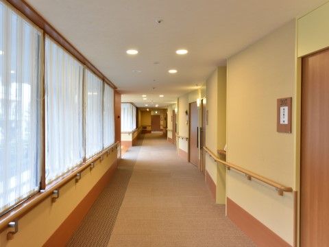 「ゆうらいふ世田谷」廊下。スペースには余裕があります。