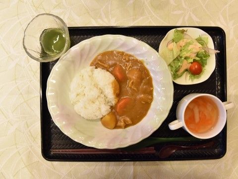 「ゆうらいふ世田谷」お食事。スタミナが付くカレーを食べることで、活発な動きができる。