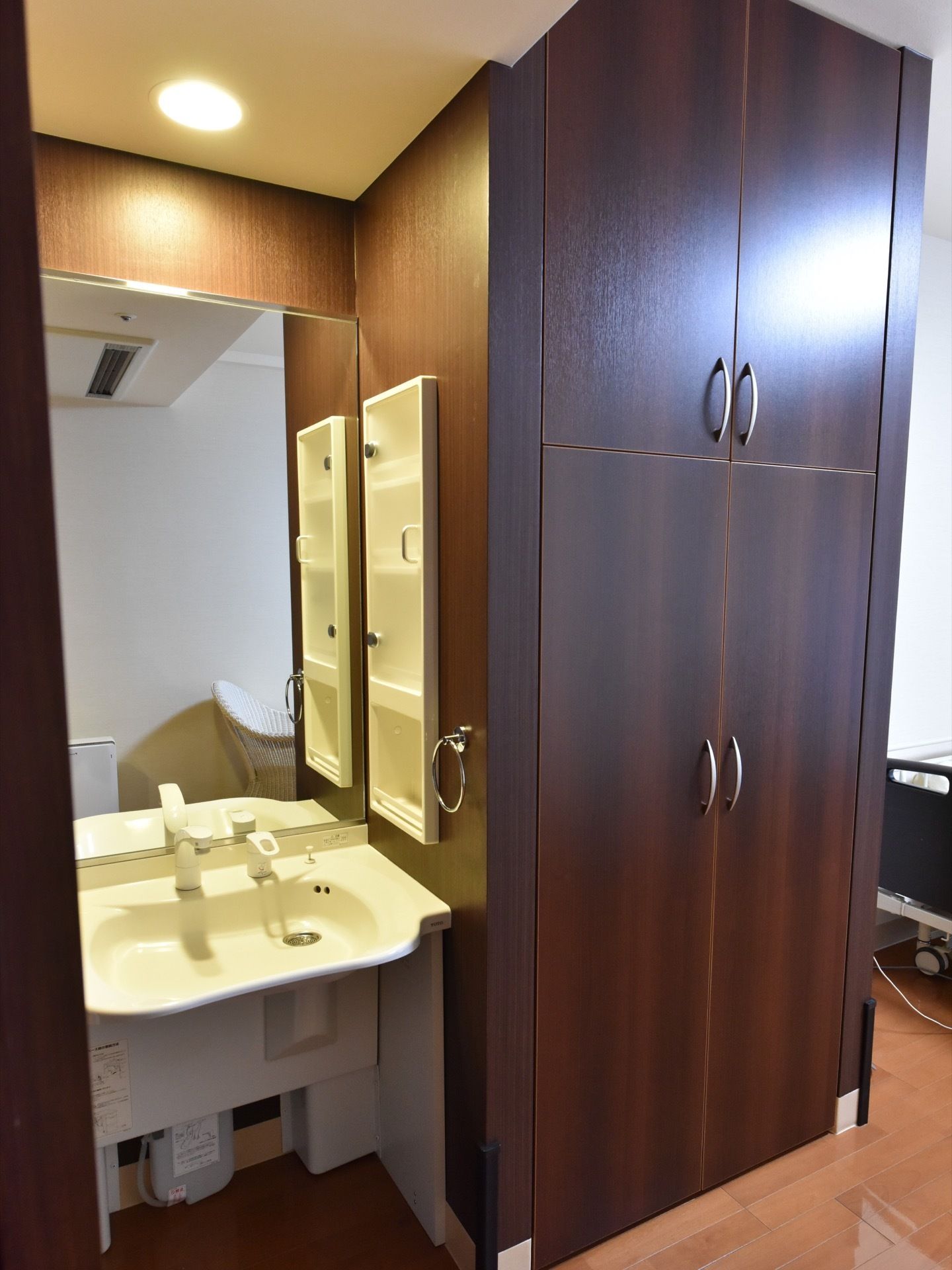 居室に備わっているクローゼットは、上下で仕切られており、扉も手前に引くタイプ。奥行きもあり、しっかりと荷物をしまえる。