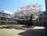 「ゆうらいふ世田谷」中庭。満開の桜が、皆様を歓迎しています。