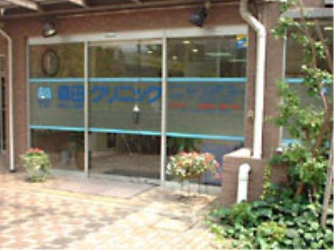 「ゆうらいふ横浜」の外観。近くに医療施設。