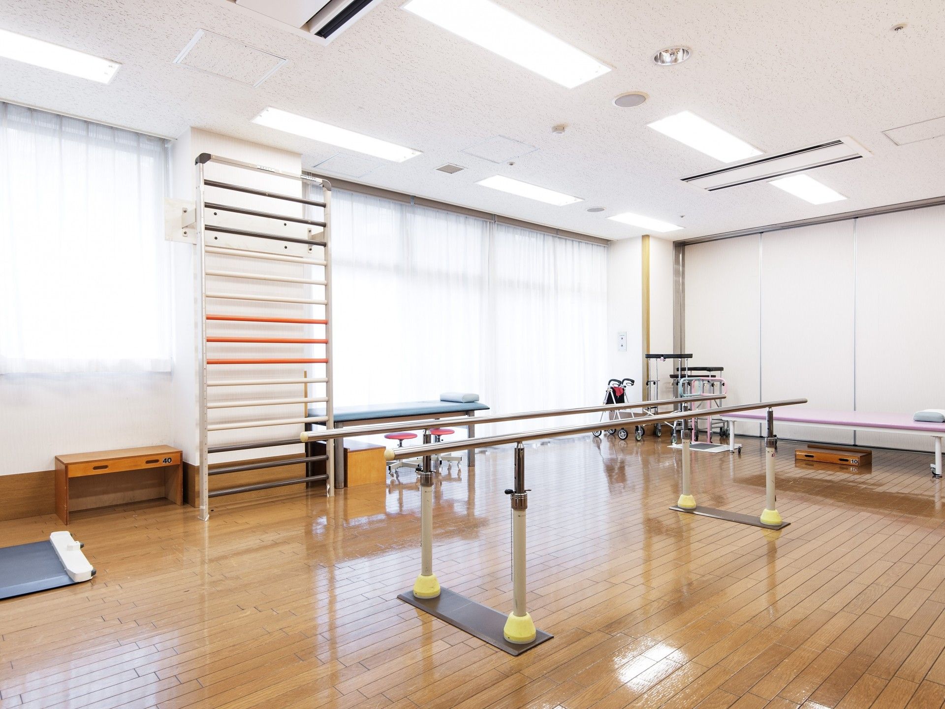 「ゆうらいふ横浜」の機能訓練室。できるだけ自分でリハビリを行ってもらえるよう、スタッフは最低限のサポートをする。
