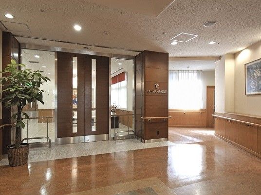 玄関の前には広いスペースが確保されている。玄関の横には門松が設置しており、少し離れたところは花壇である。