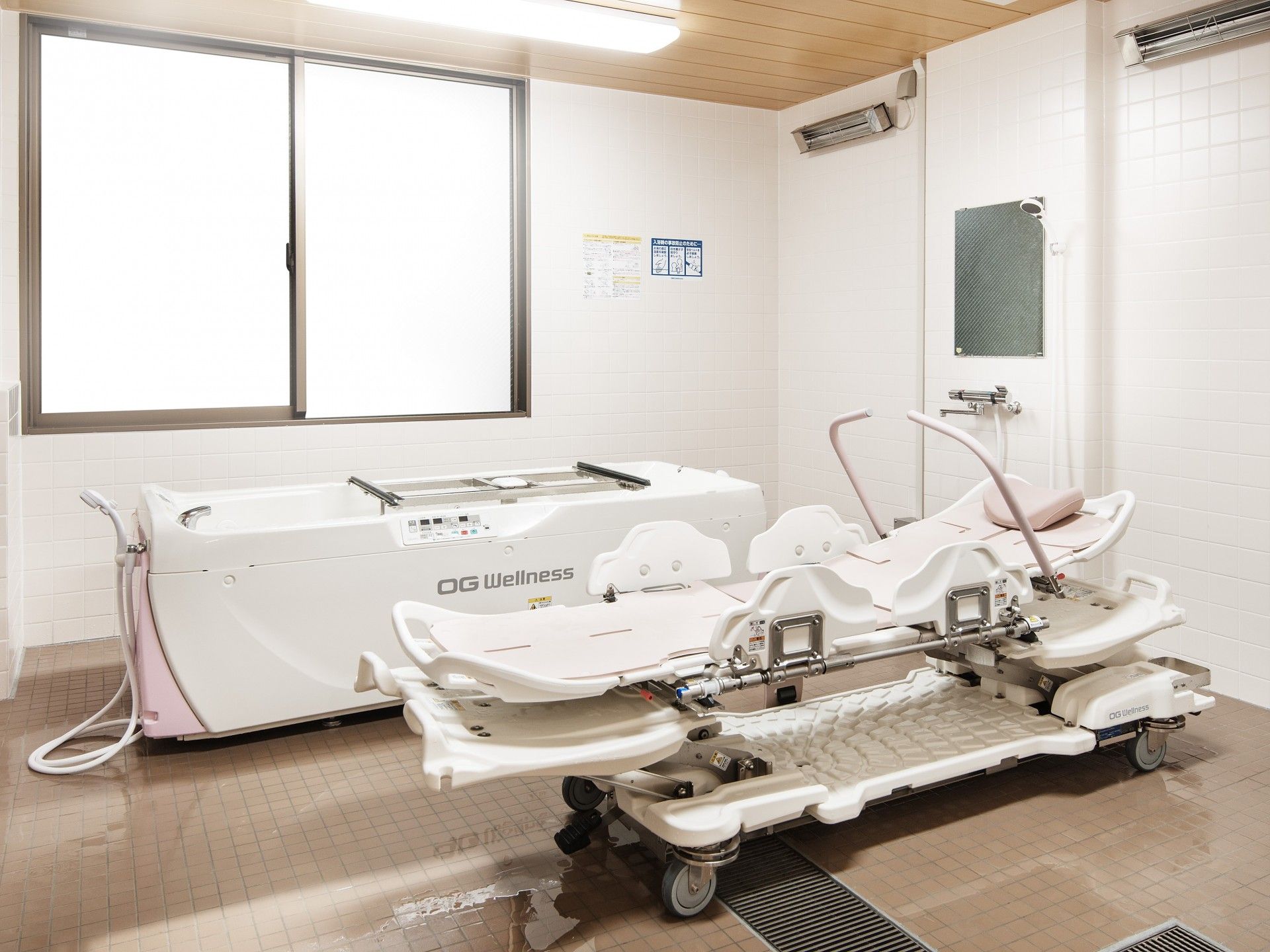 「ゆうらいふ横浜」の一般浴室。ヒノキの浴槽を堪能できるよう、介助手すりを設置し、入浴しやすい形を整えている。