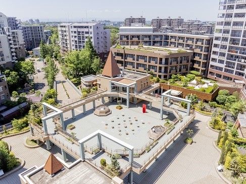 「ゆうらいふ横浜」の外観。街自体がバリアフリー。