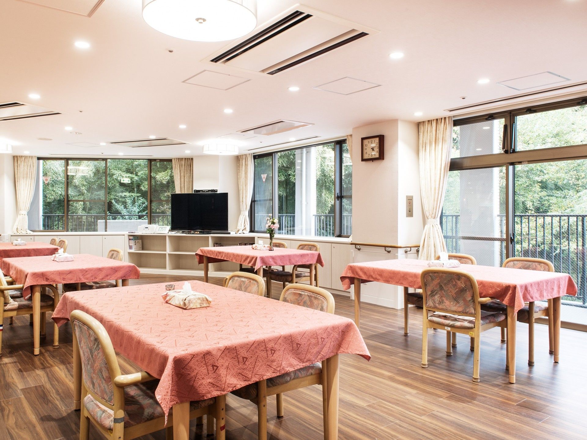 「ゆうらいふ横浜」のダイニング。日差しが入りやすく、美味しいお料理を、調理スタッフが行っている。