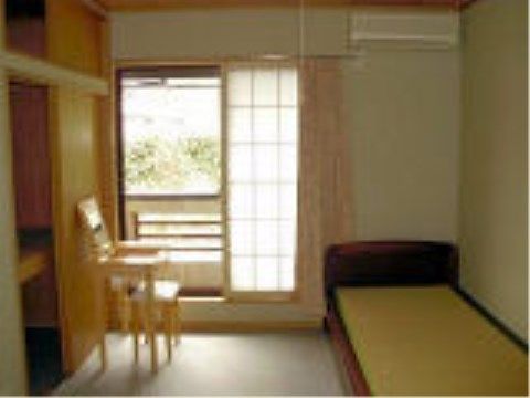 「長寿荘」の居室。カーテン代わりの襖がプライバシーを守ってくれる。