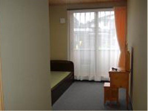 「いさわ長寿荘」の居室。洋室部屋で、日当たりもよく清潔感のある空間。