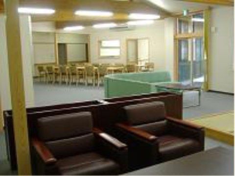 「いさわ長寿荘」の共同スペース。読書をしたり、囲碁や将棋などのゲームを活用できる。