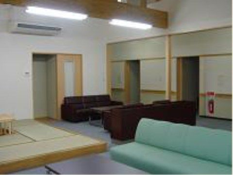 「いさわ長寿荘」の共同スペース。和室と洋室の半分半分のスペースになっている。