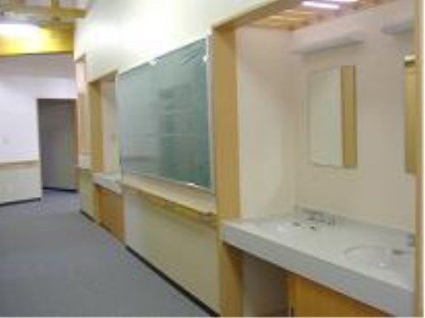 「いさわ長寿荘」の洗面台。入居者様の高さに合わせて、洗面台を設置しているので使い勝手の良い。
