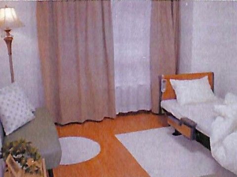 「シニアレジデンス枚方」の居室。赤いカーペットが入居者様の心の色を表している、